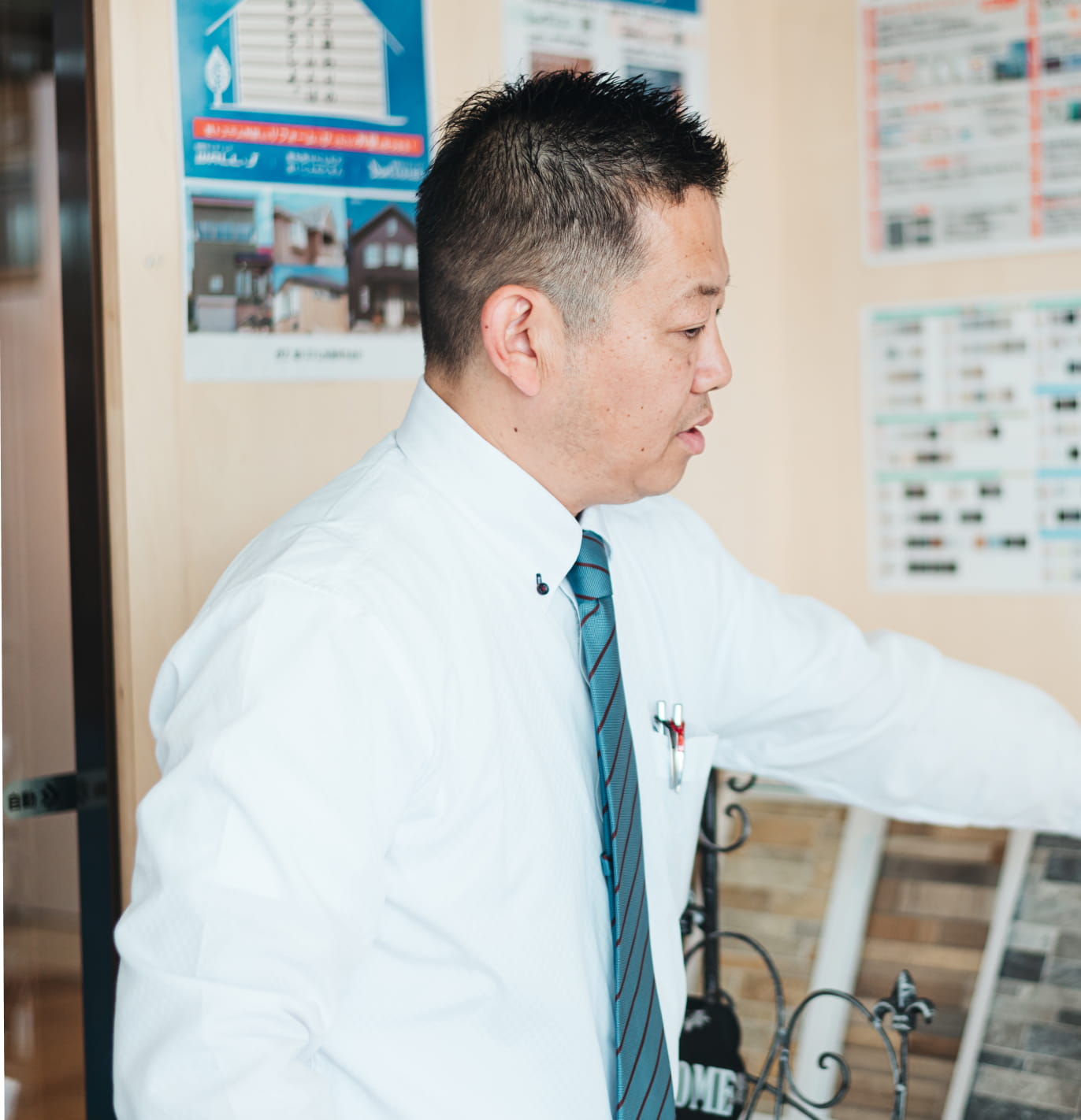 建材サンプルの前で説明するスタッフ