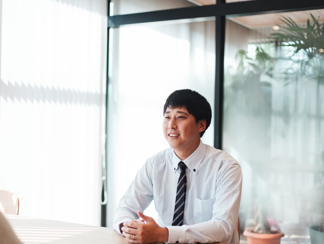 担当者がお施主様との打ち合わせでパッケージ提案を行っている様子