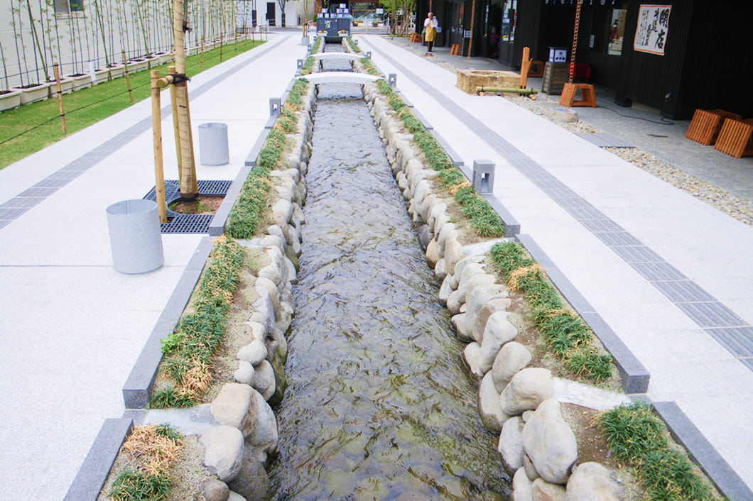 石畳と水路が調和した景観舗装の施工事例