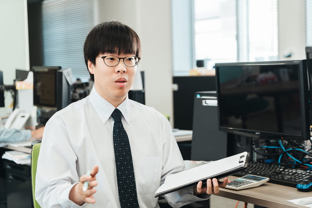 クリップボードを持ち施工提案を行う担当者