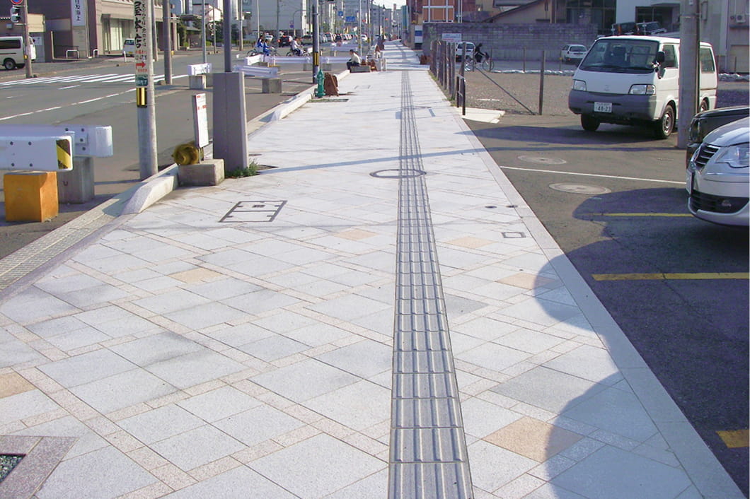 点字ブロックを備えた公共歩道のインターロッキング舗装